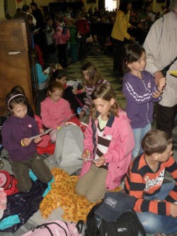 Katedrála se již zaplňuje. 