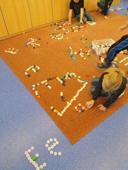 Skládání písmen z PET víček