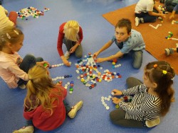 Skládání písmen z PET víček