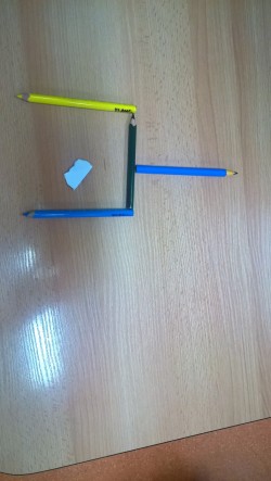   Přesunutím dvou zápalek (pastelek) se musí dostat smetí z lopatky pryč.