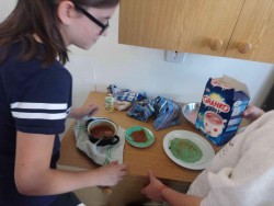 Barevné palačinky s karamelem 